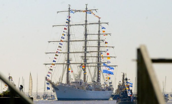 Por un reclamo gremial, la Fragata Libertad quedó varada en cercanías del puerto La Plata