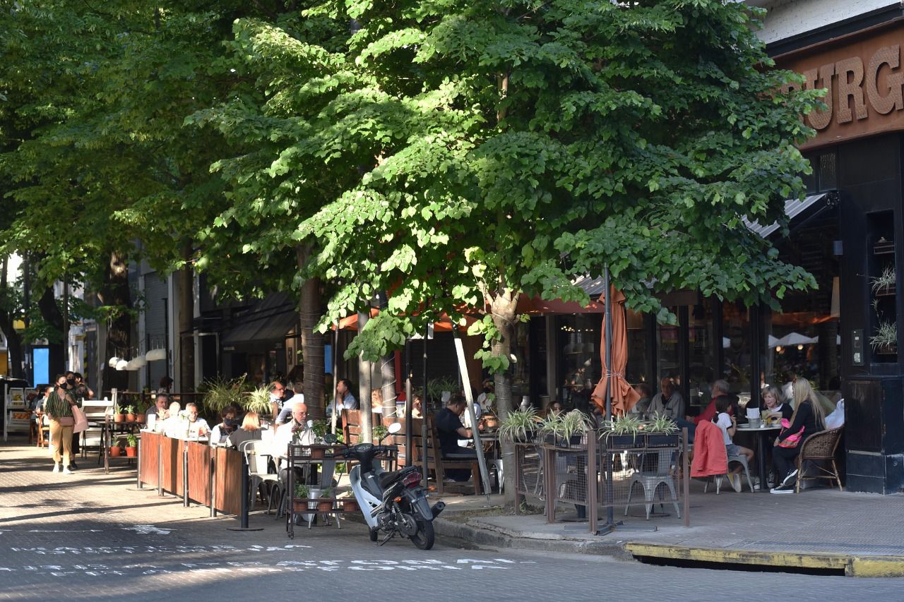 La Municipalidad confirmó que se mantendrán los decks de bares y restaurantes hasta marzo de 2023