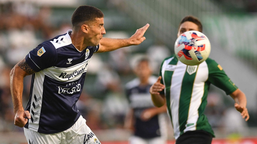Gimnasia visita a Banfield con el dolor por la muerte del hincha en el Bosque