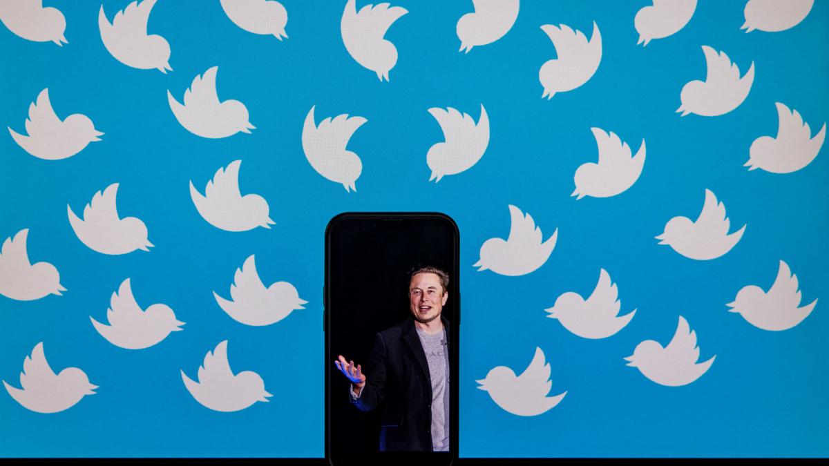 Elon Musk completó la compra de Twitter y despidió a los principales directivos