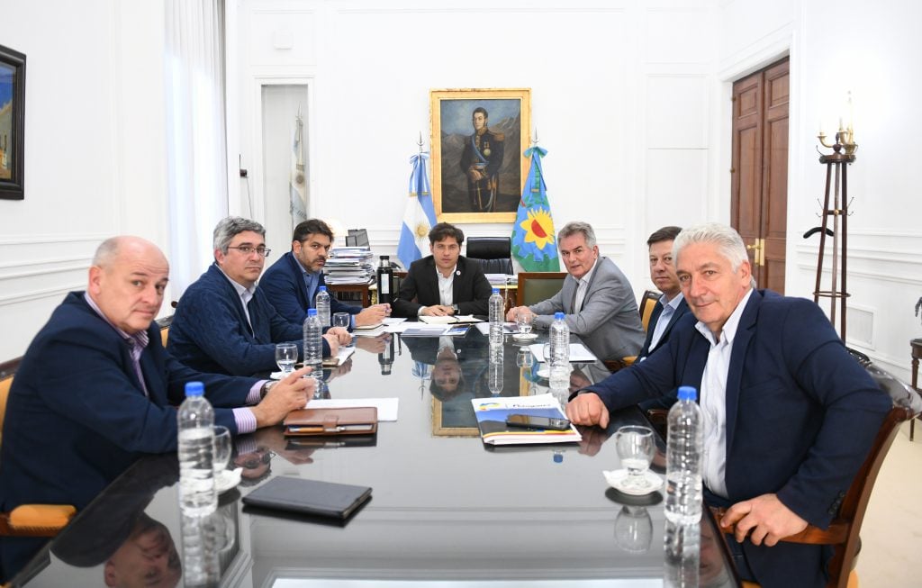 Kicillof se reunió con intendentes para analizar proyectos de riego y provisión de agua potable