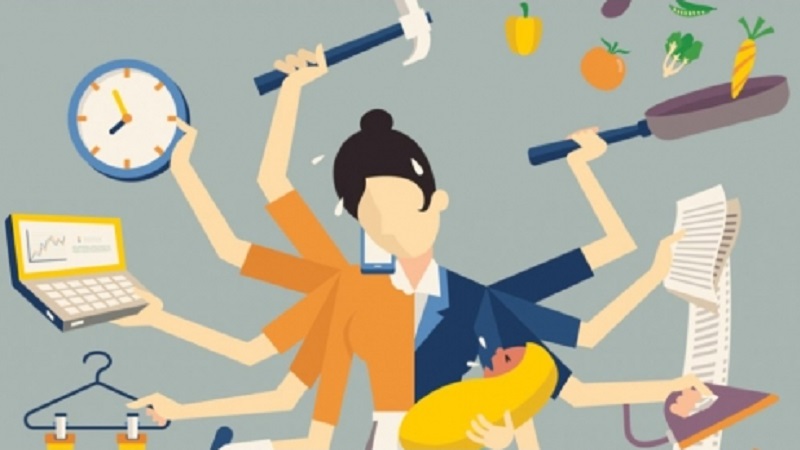 Las mujeres duplican a los varones en horas diarias dedicadas a tareas de cuidado