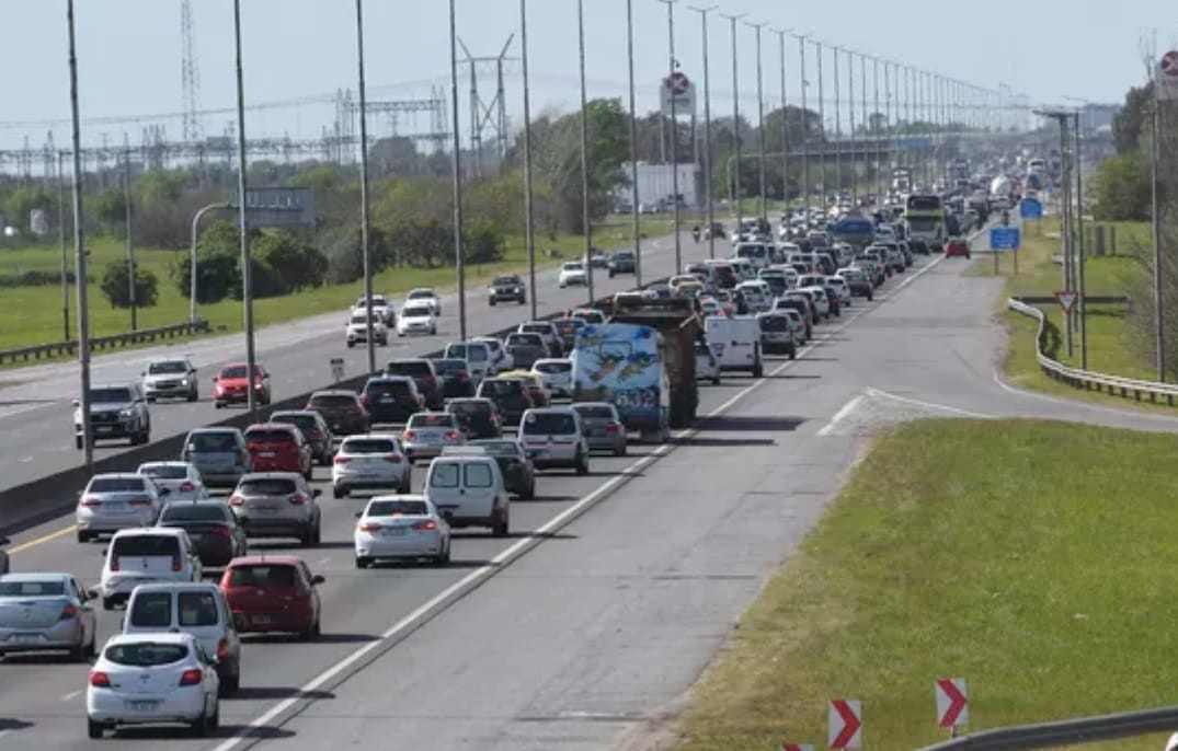 Tránsito intenso en los principales accesos y demoras en el ramal Ezeiza del tren Roca
