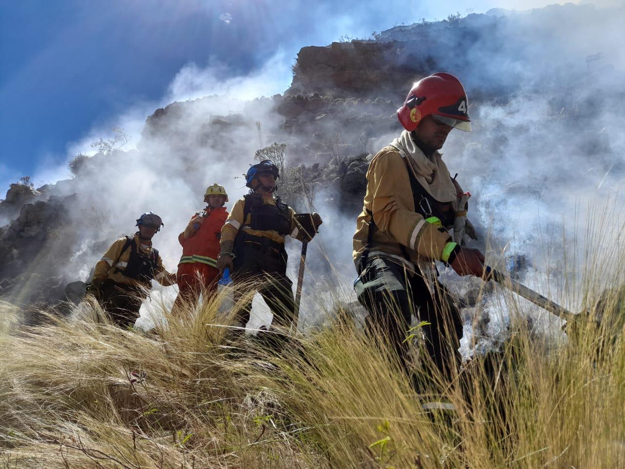 Bomberos controlaron los incendios en Córdoba aunque hay riesgo de reinicio