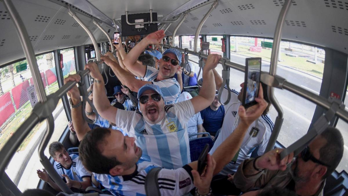 Primer banderazo de hinchas argentinos en el caluroso mediodía de Qatar