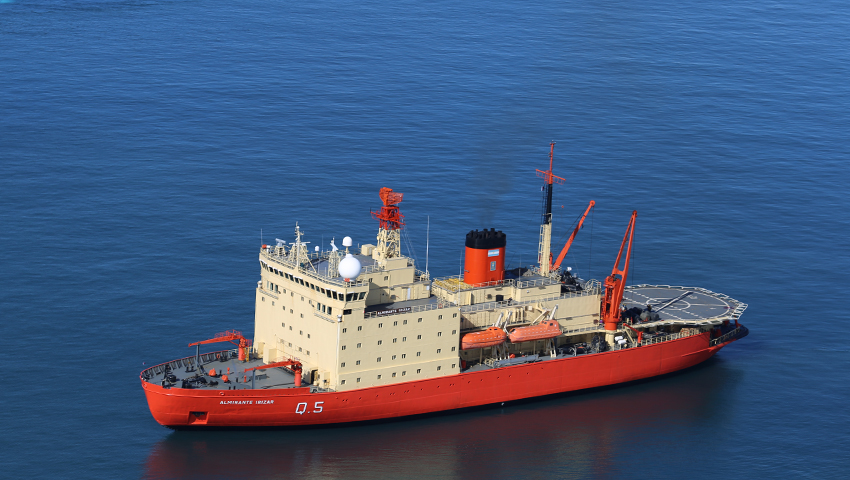 El rompehielos ARA Almirante Irízar realiza entrenamientos y pruebas para la Campaña Antártica
