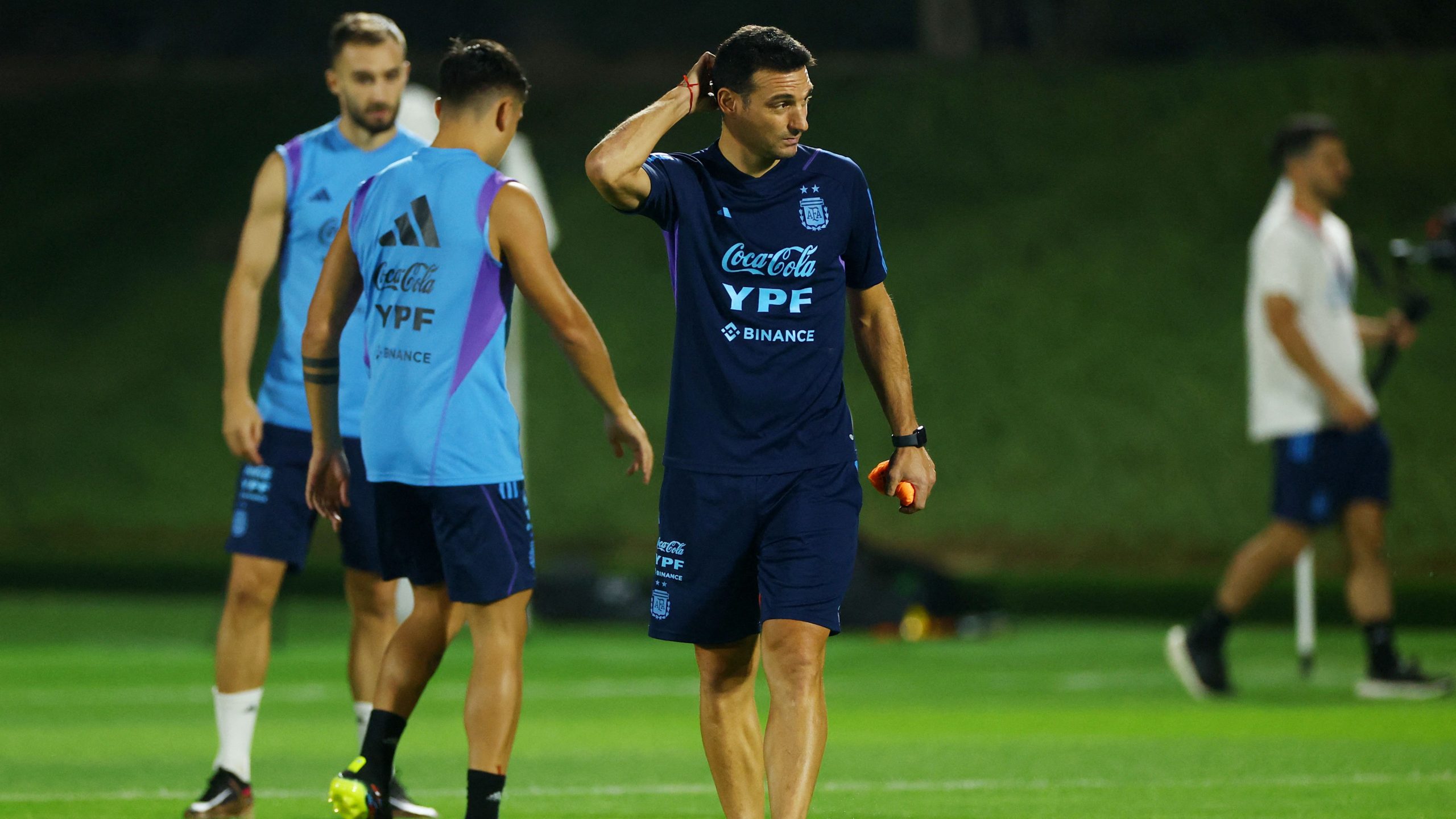 A dos días de la semifinal, Scaloni evalúa a Di María y De Paul