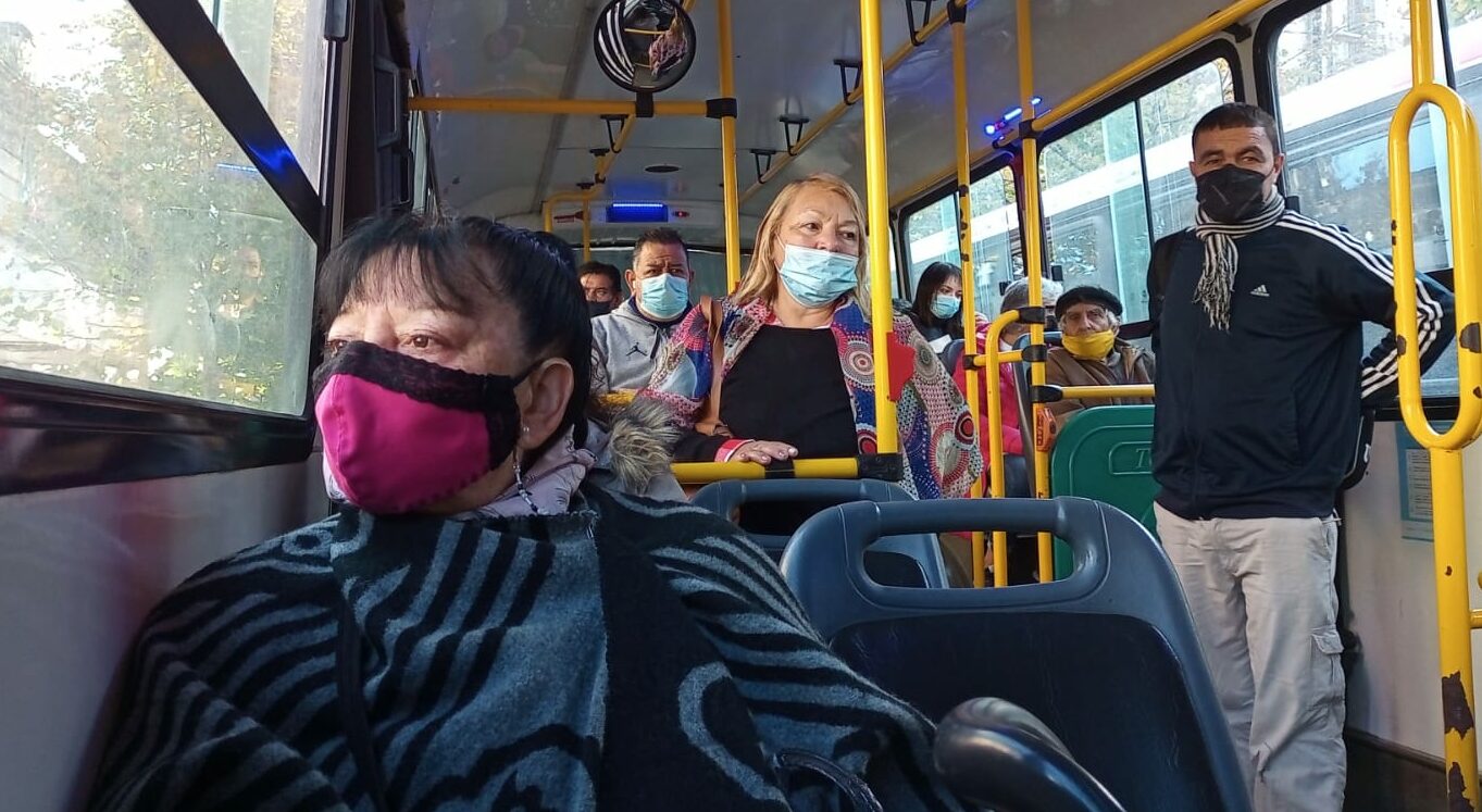 Por la suba de casos, recomiendan el uso de barbijos en el transporte público