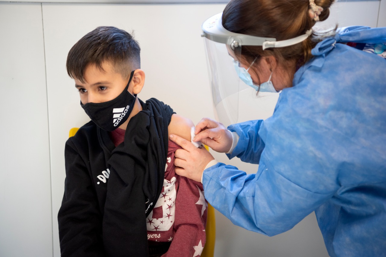 Hoy comenzará a aplicarse la vacuna refuerzo contra el Covid a niños, niñas y adolescentes