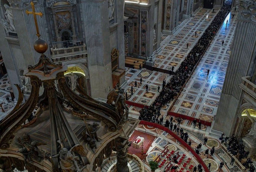 Una gran multitud se acercó a la Basílica de San Pedro para despedir a Benedicto XVI