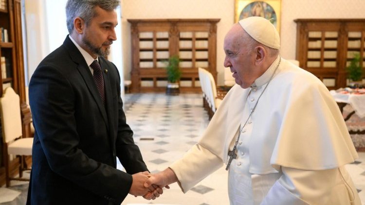 El Papa recibió a Mario Abdo Benítez y trataron el tema de la pobreza