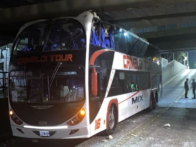 Increible: un micro quedó atascado en el túnel de Haedo