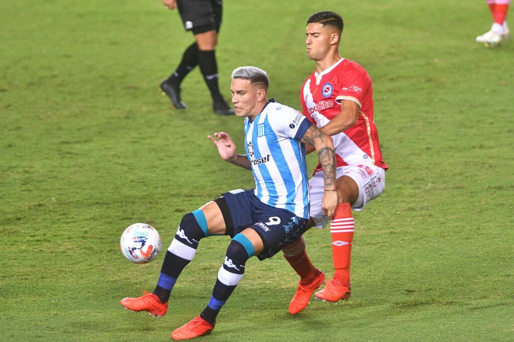 Racing visita a Argentinos en La Paternal