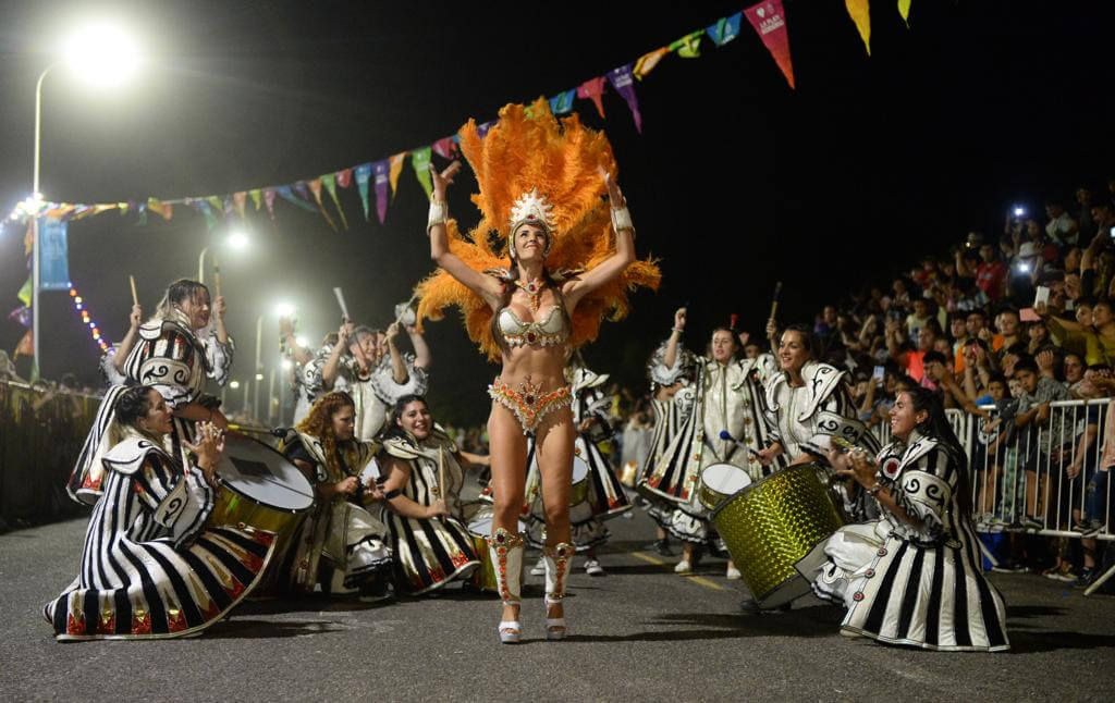 El espíritu de carnaval se adueñó de la ‘Repu’ en la primera jornada de festejos