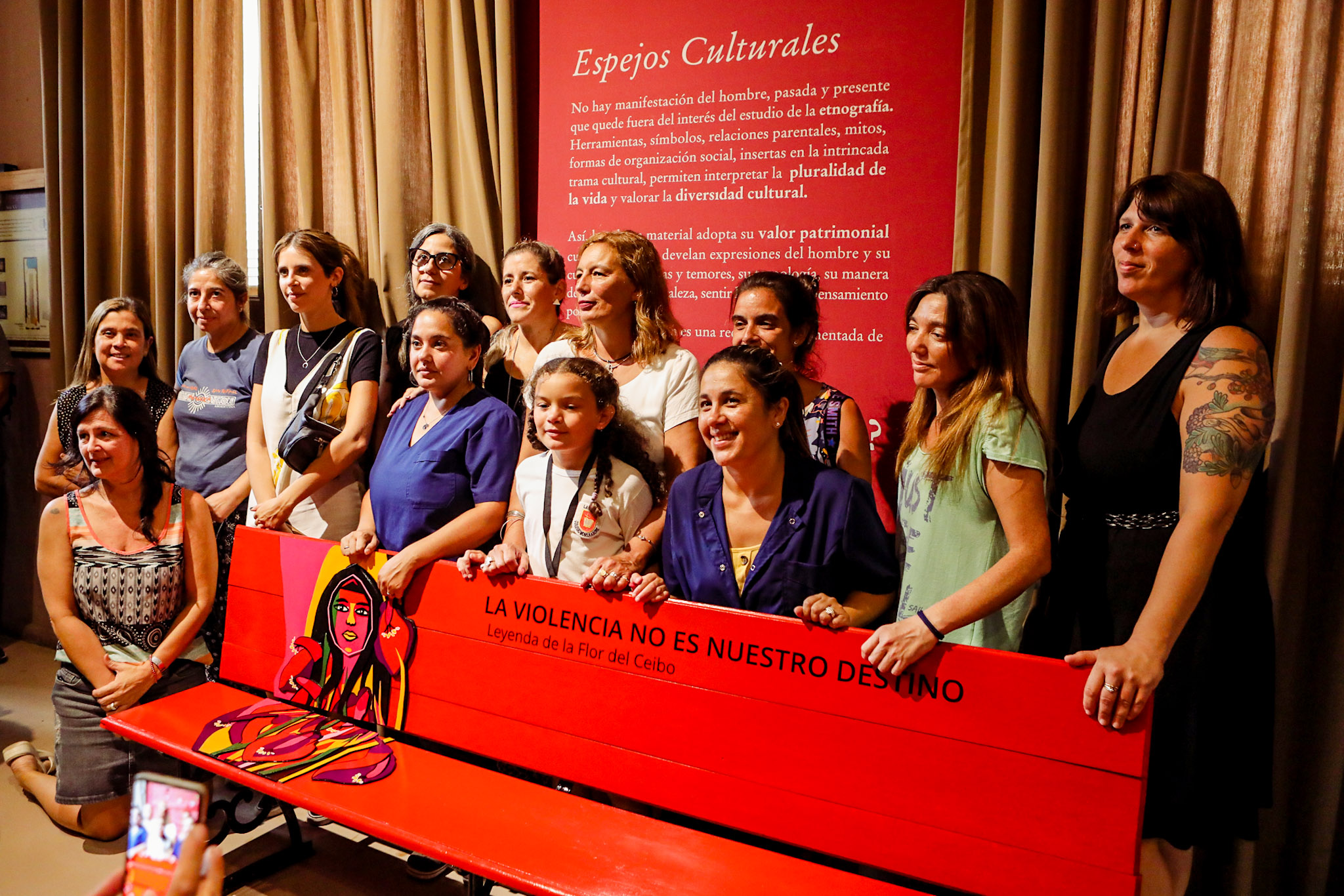 La UNLP instaló un banco rojo en el emblemático Museo de Ciencias Naturales