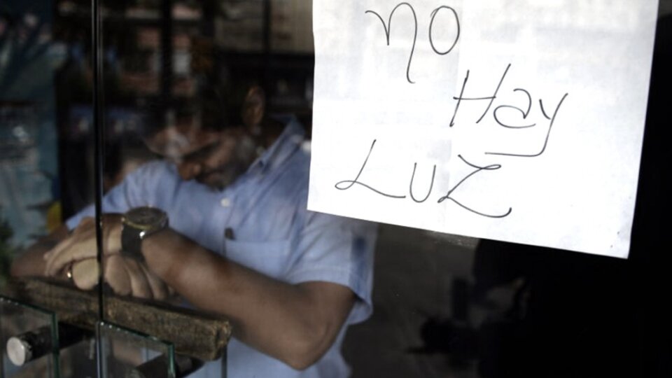 Algunos barrios continúan sin luz o con poca tensión en la Ciudad