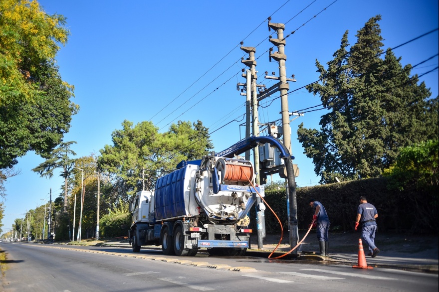 Camiones desobstructores trabajan en la limpieza de bocas de tormenta y desagües