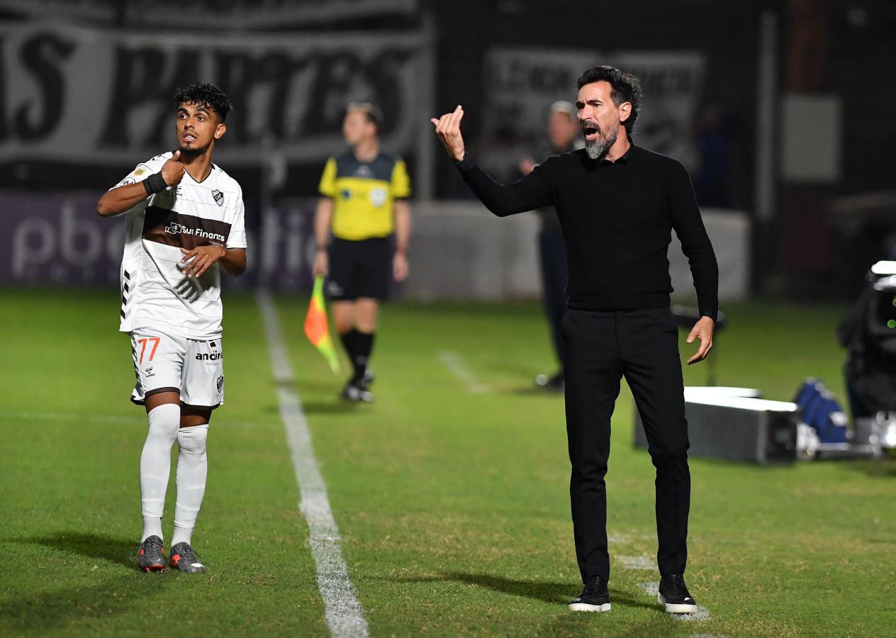 Eduardo Domínguez tras el triunfo ante Platense: "Nos posiciona en el lugar que nos queremos ver"