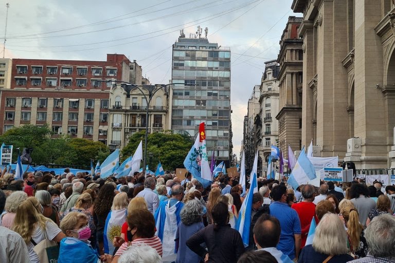 «Democracia o mafia judicial»: la protesta frente a Tribunales, en vivo