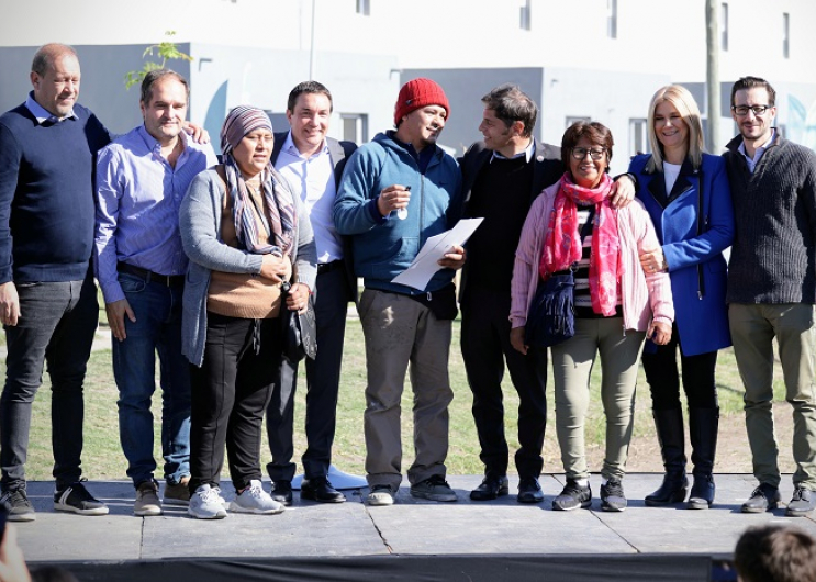 Kicillof encabezó la entrega de 62 viviendas en Florencio Varela