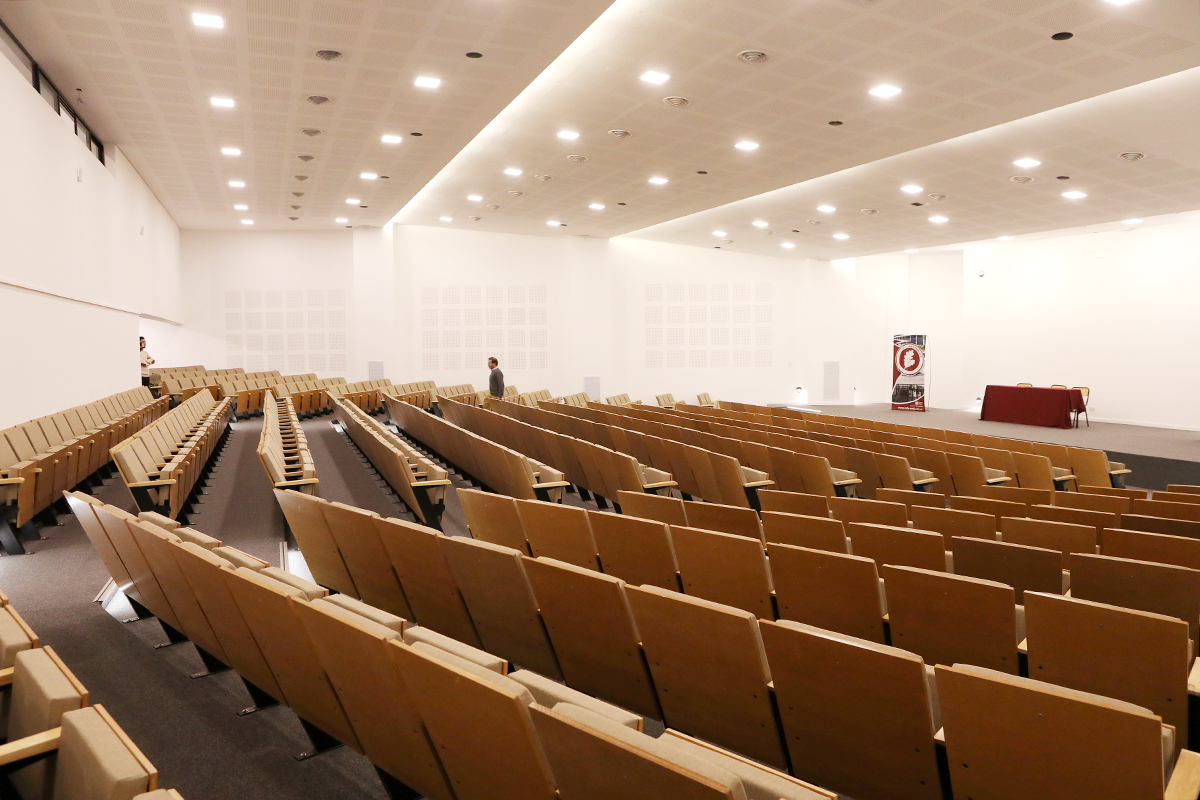 Informática inaugura su moderno salón auditorio