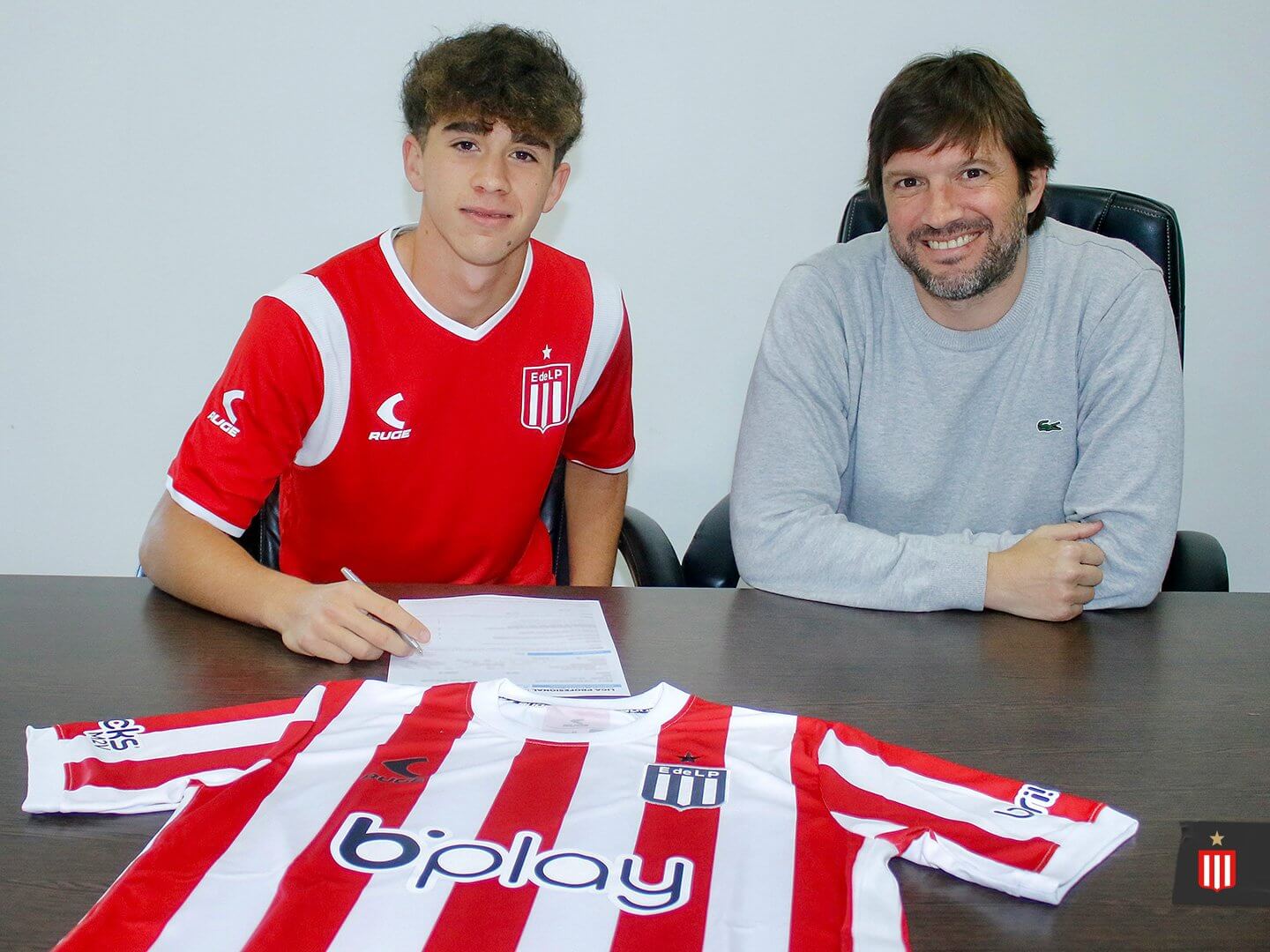 Tras el debut, Axel Atúm firmó su primer contrato con el Pincha