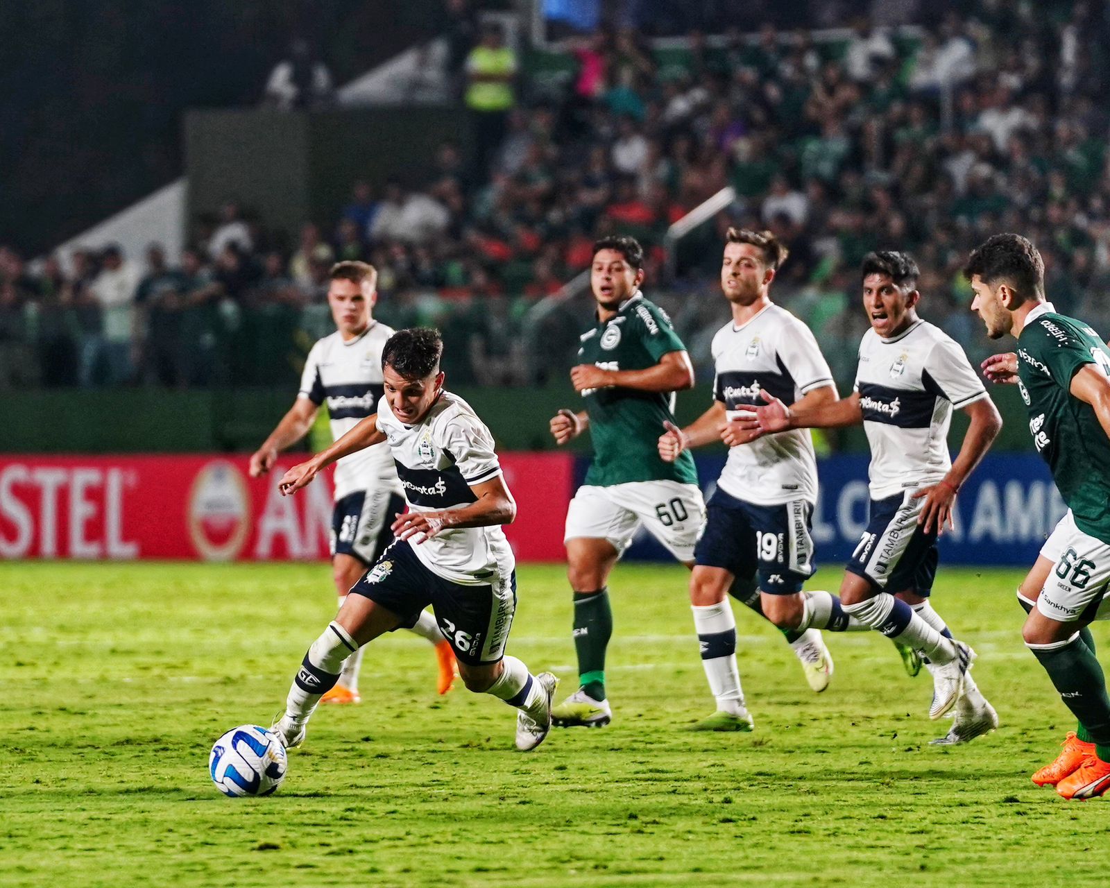 Gimnasia no logró aprovechar el jugador de más y empató en Brasil
