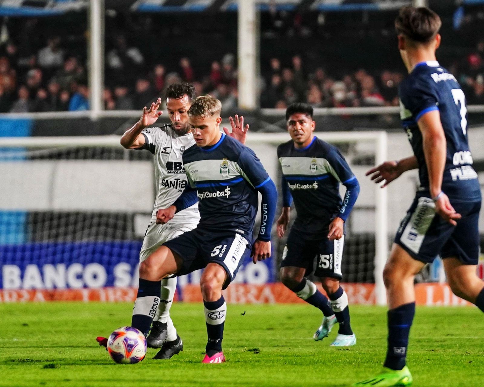 Gimnasia falló en sus momentos y se trajo un empate de Santiago del Estero