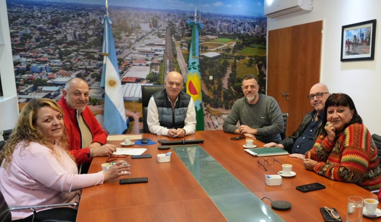 Lanús: Grindetti y Kravetz firmaron un 26% de aumento para los municipales