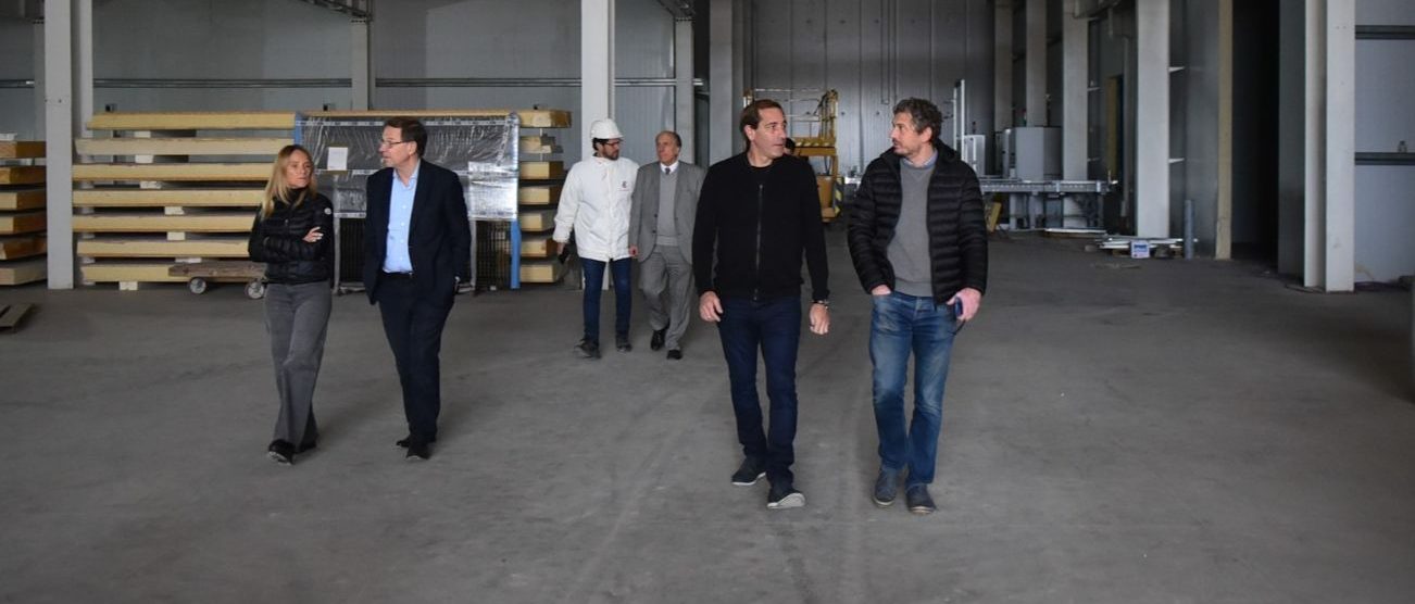 De recorrida por Gorina, Garro dialogó con vecinos y destacó el avance de la nueva avenida 501