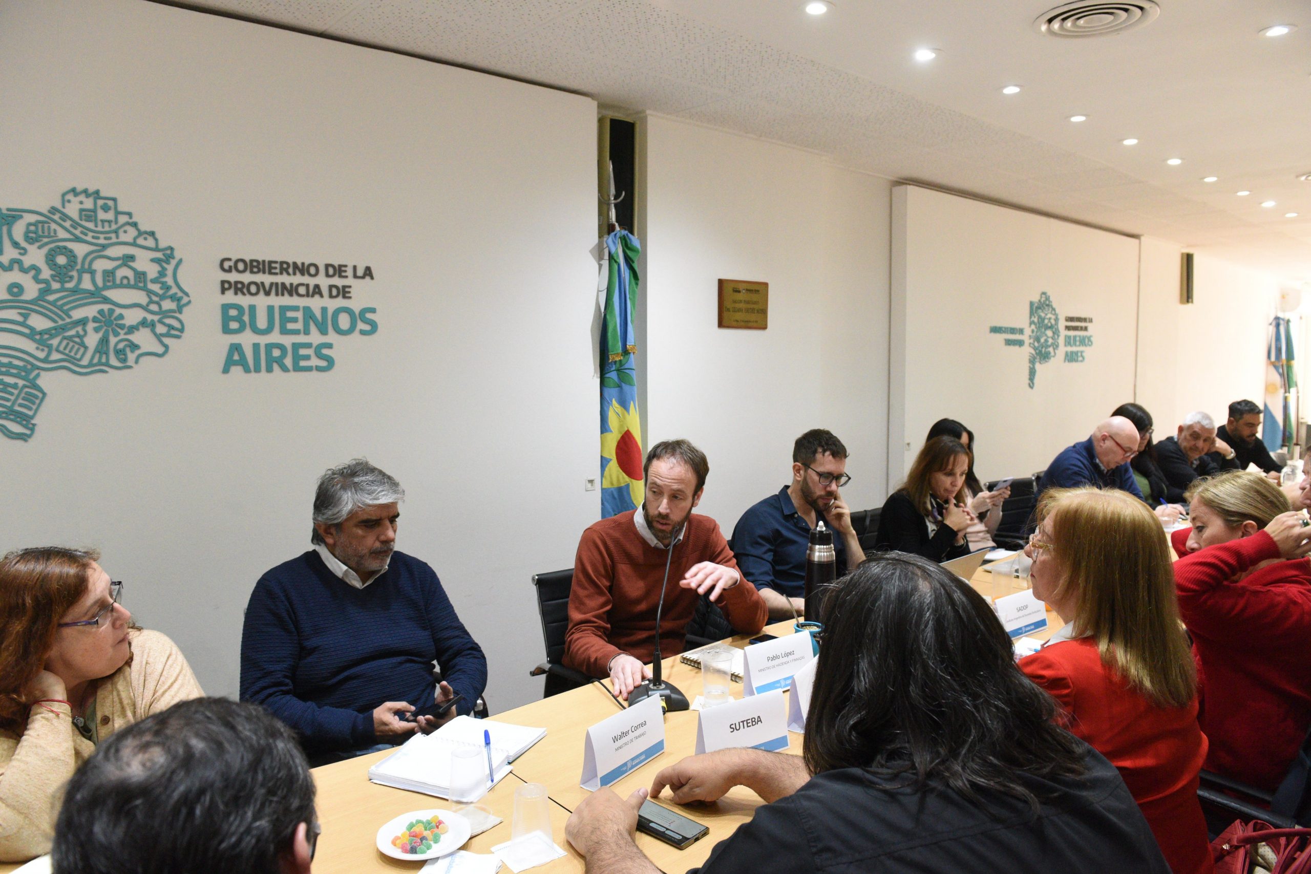 El gobierno bonaerense acordó un aumento del 45% para docentes y estatales