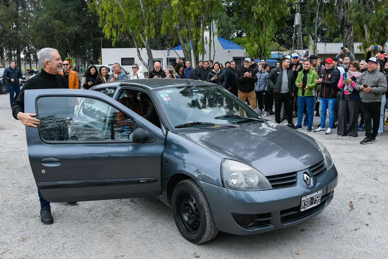 El Clio de Axel al ritmo del CD de Alak