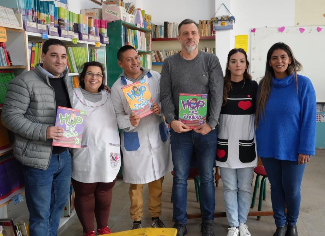 Continúa la entrega de kits deportivos y manuales de inglés en las escuelas públicas de Lanús