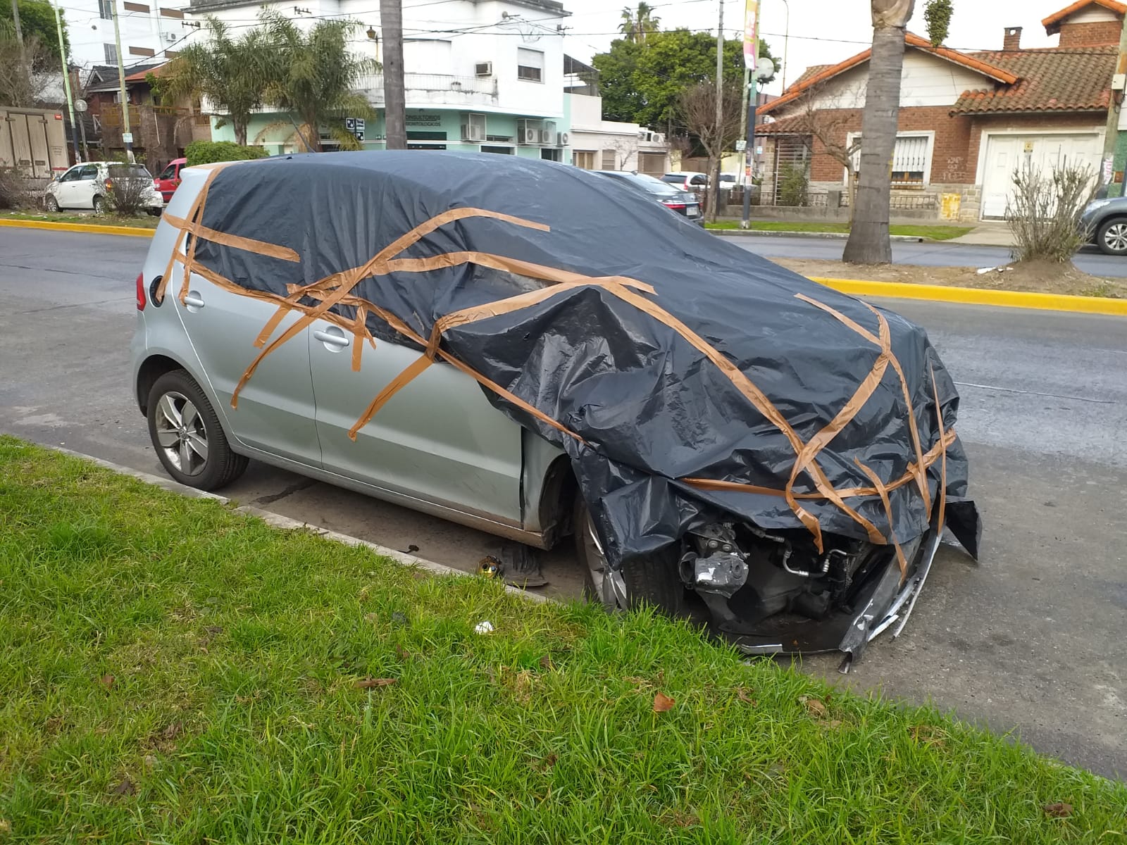 Vecinos de Ringuelet exigen que se remueva un auto chocado