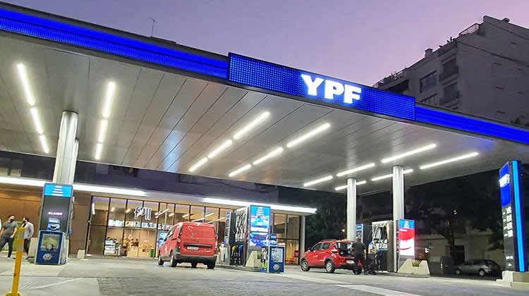 YPF adelantó el incremento acordado de la nafta
