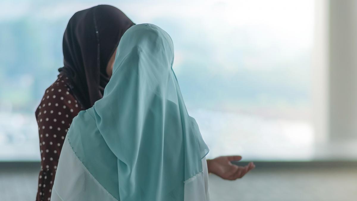 Francia no permitirá en escuelas la abaya, la túnica usada por musulmanas