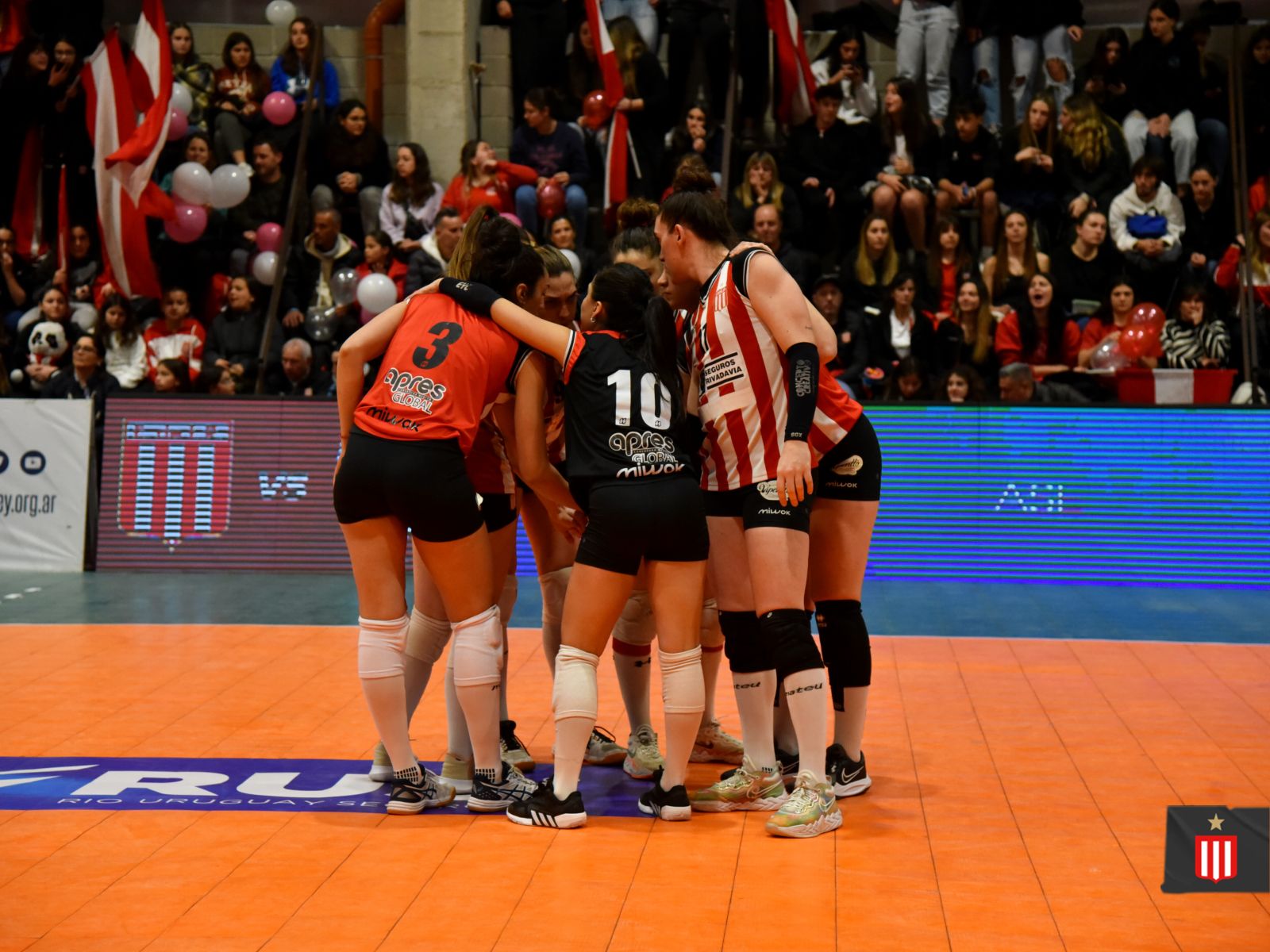 Estudiantes se quedó con el clásico de Voley femenino