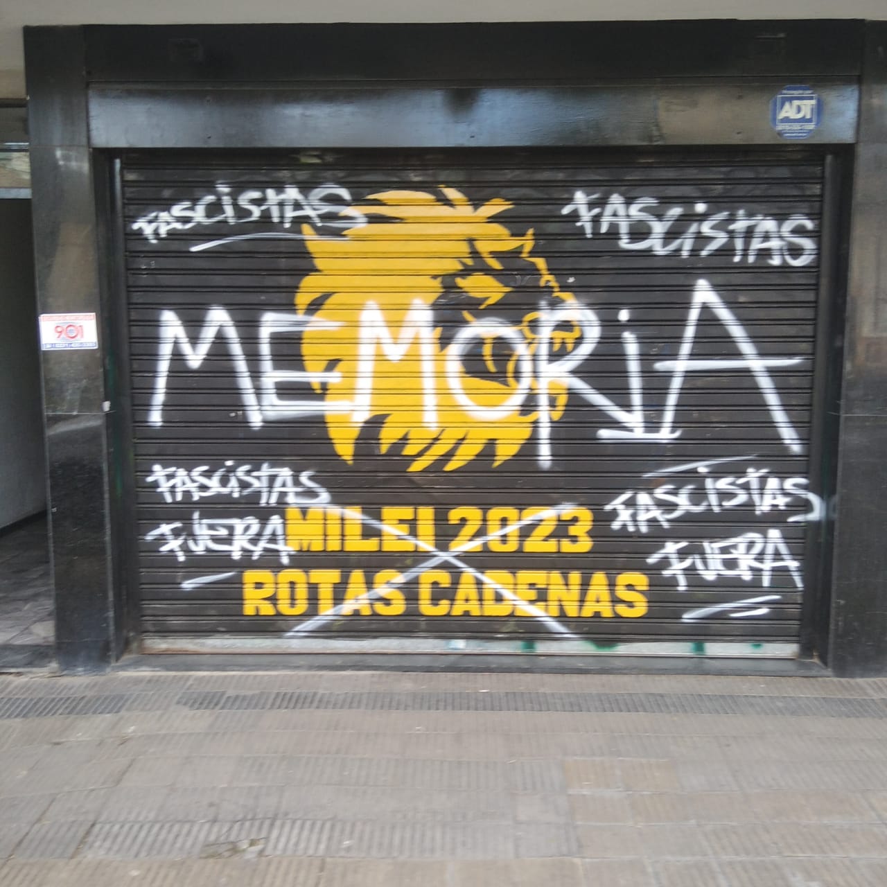 La agrupación Rotas Cadenas denunció la vandalización de un local de La Libertad Avanza