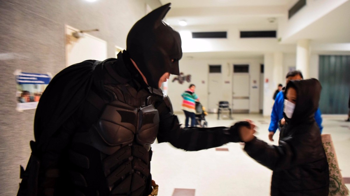 El Batman solidario denunció que no lo dejaron entrar al Hospital de Niños