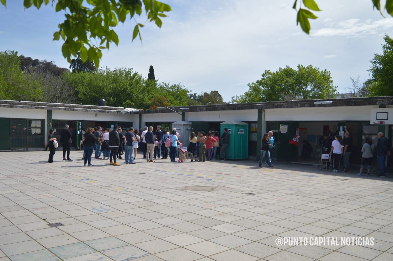 Cerraron los comicios con el voto de al menos el 74% de los empadronados