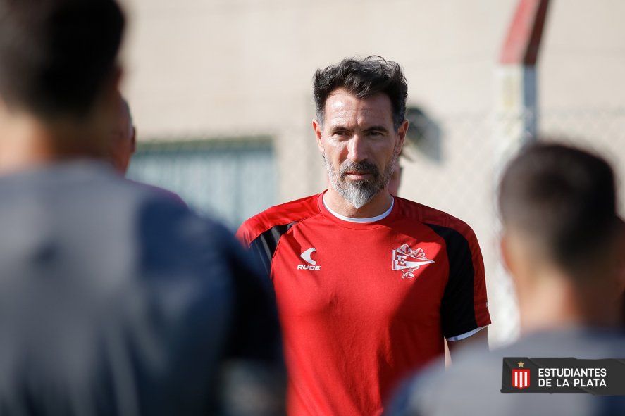 Estudiantes entrena por última vez antes de visitar a Boca: que equipo pararía Domínguez