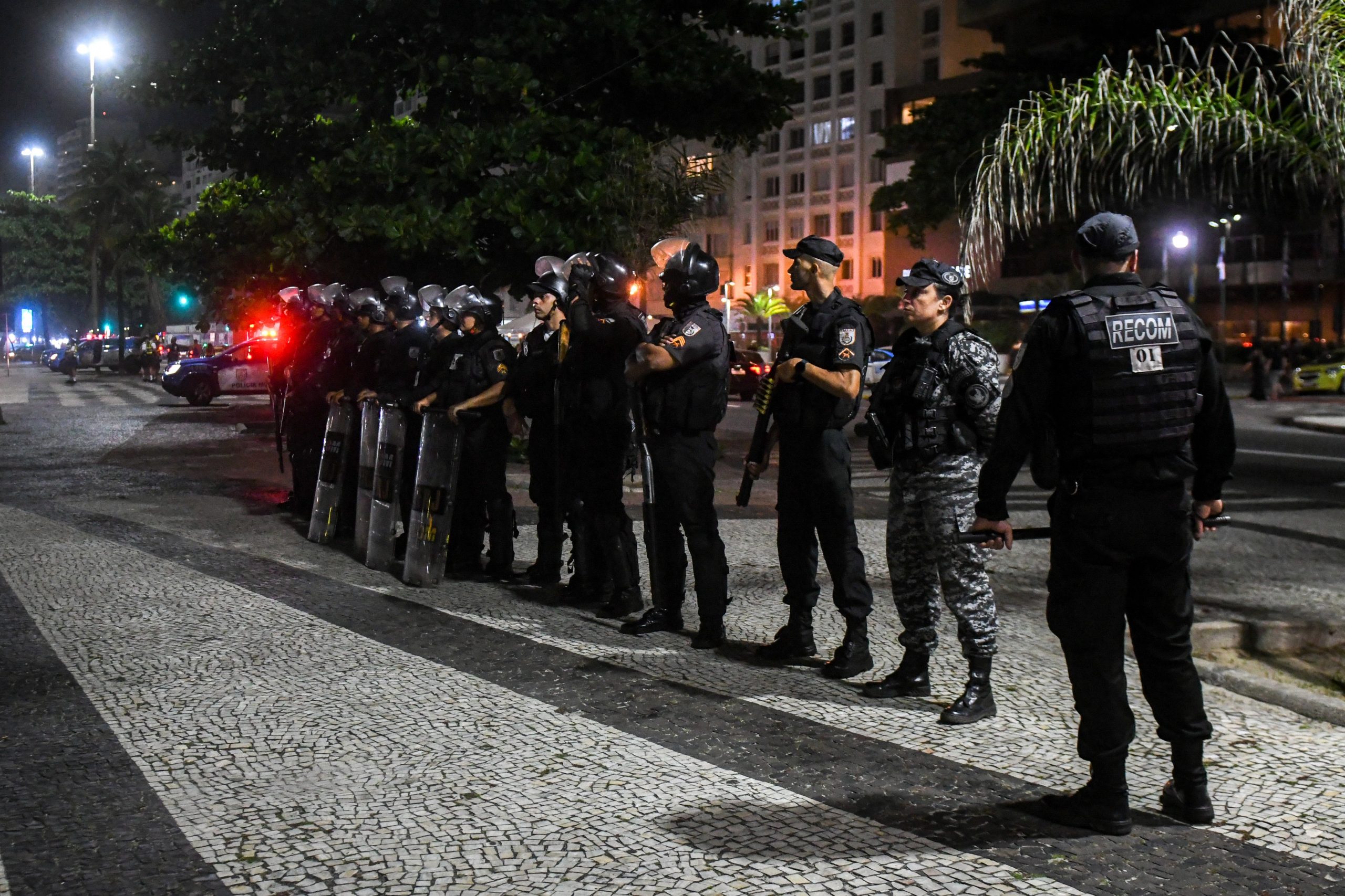 La barrabrava de Fluminense atacó  a los hinchas de Boca y la policía acompaño con represión