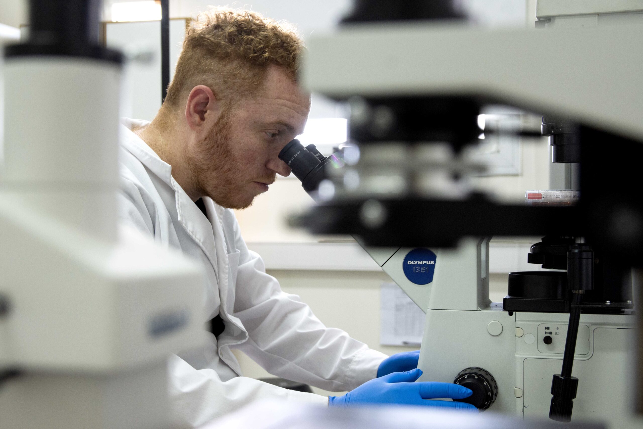 Un investigador de la UNLP trabaja en una nueva droga para combatir un tipo de cáncer de mama