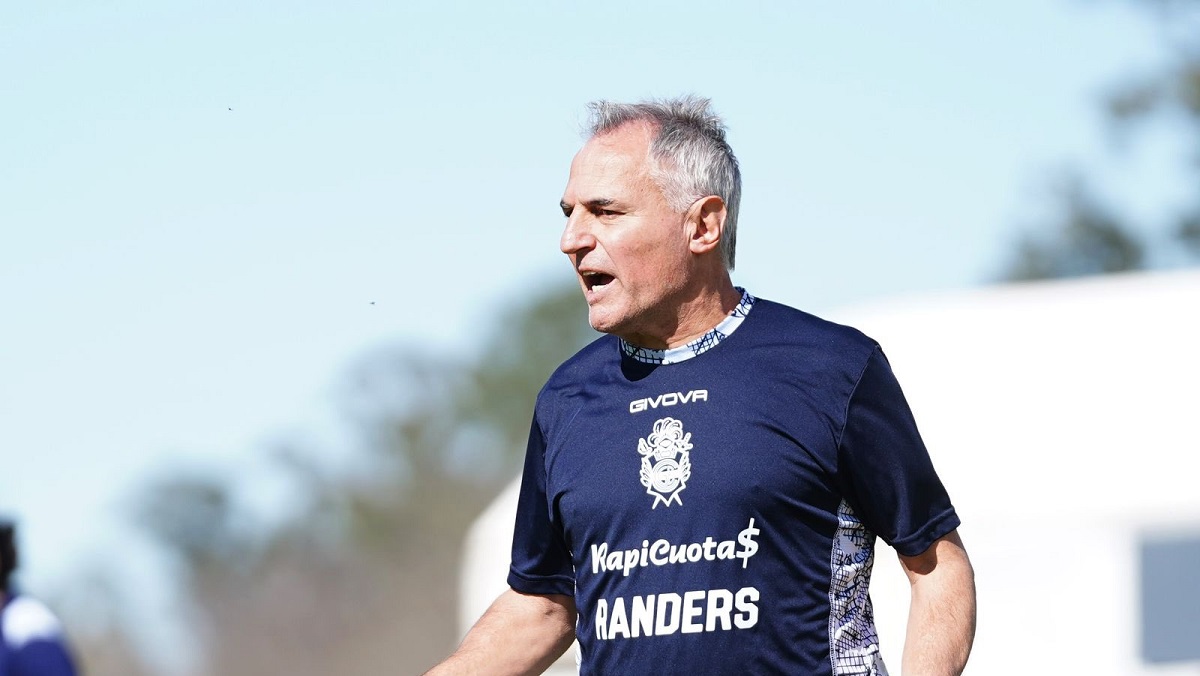 Gimnasia volverá hoy a los entrenamientos y mañana se instalaría en Rosario
