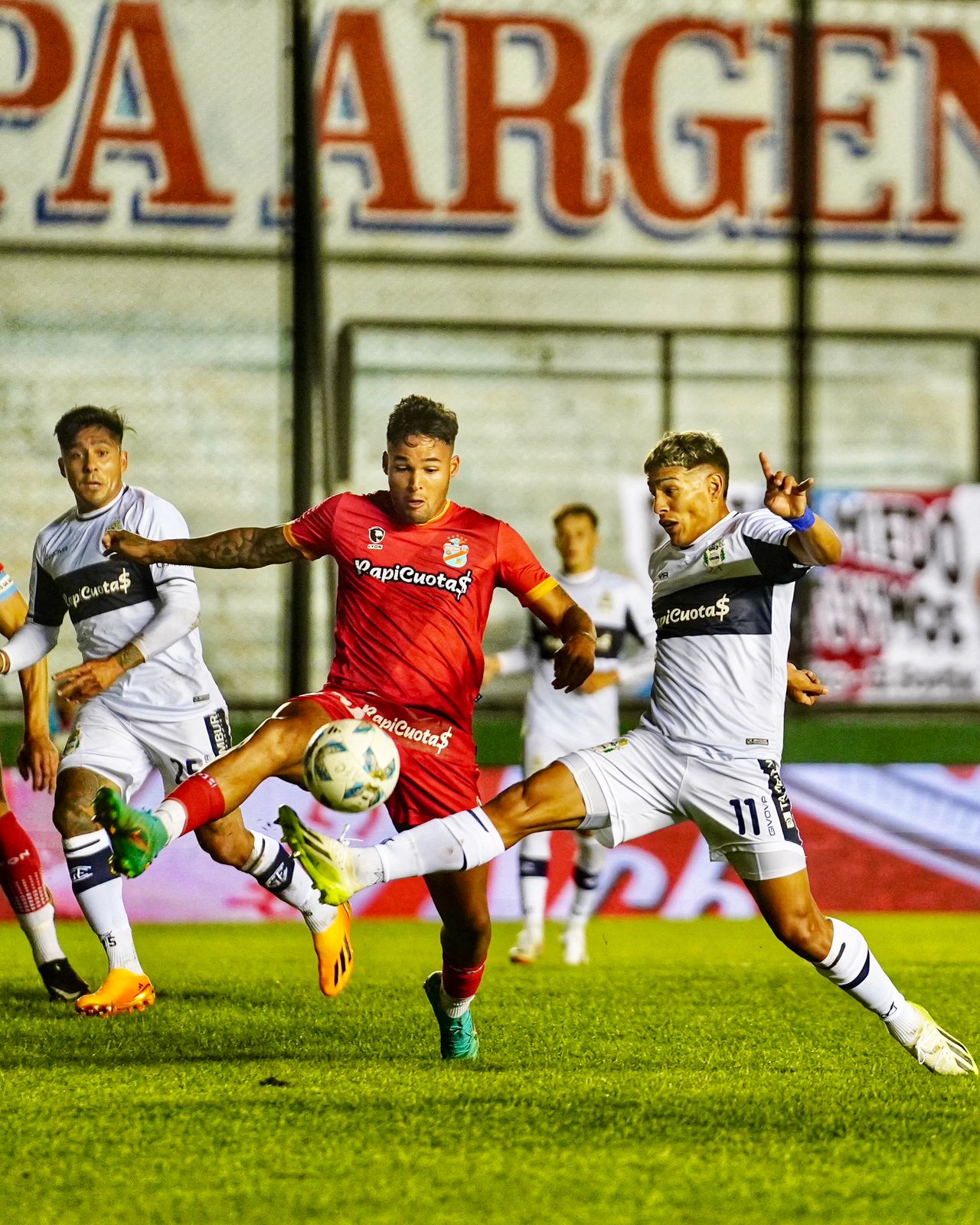En un flojísimo partido, Gimnasia igualó ante Arsenal en Sarandí