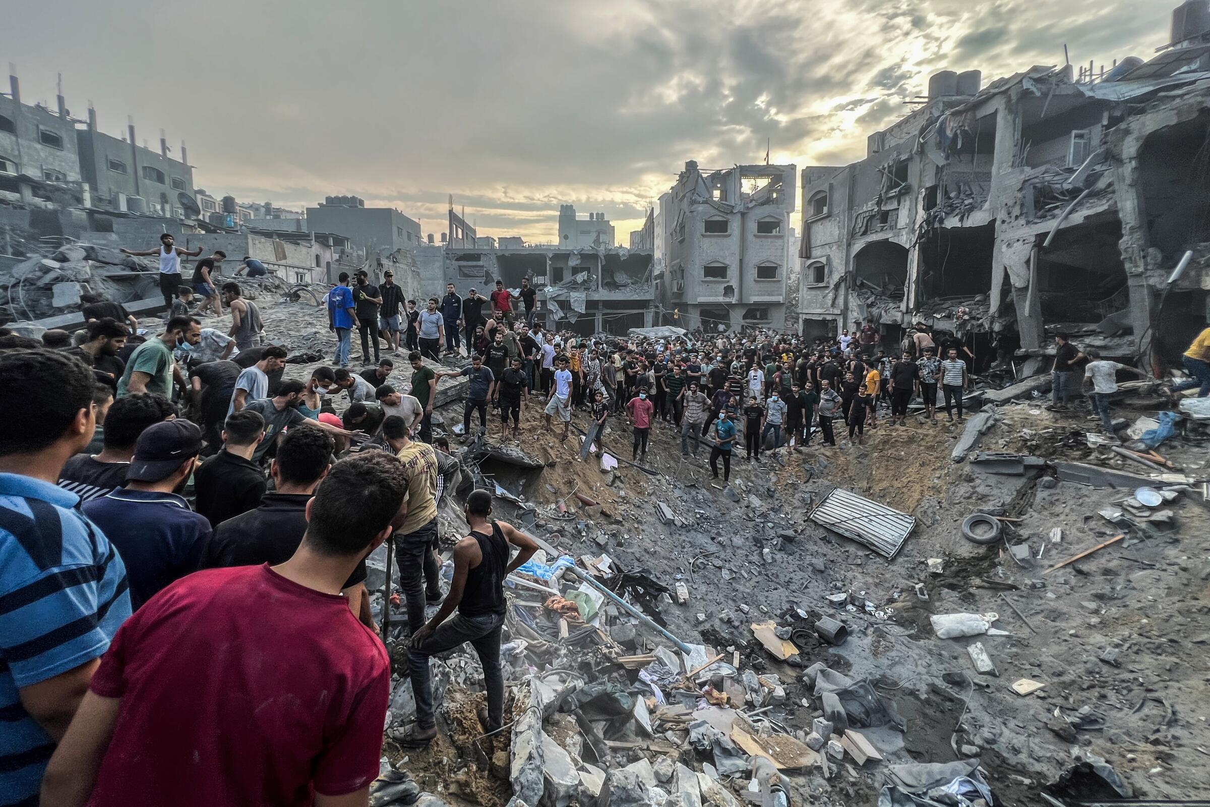 Israel volvió a bombardear un campamento de refugiados palestinos y hay decenas de fallecidos
