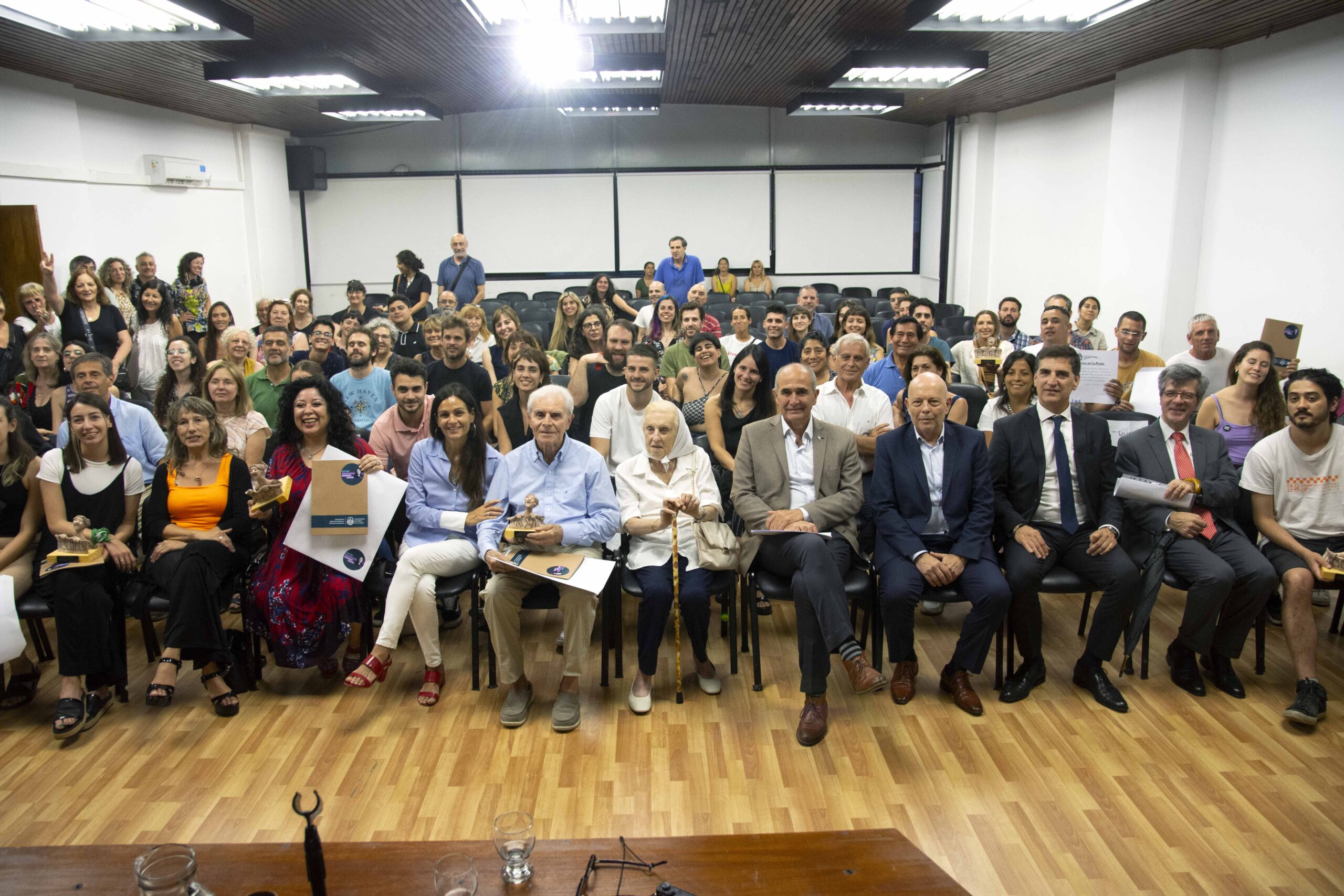 La UNLP reconoció a personas que aportaron en la lucha por los Derechos Humanos