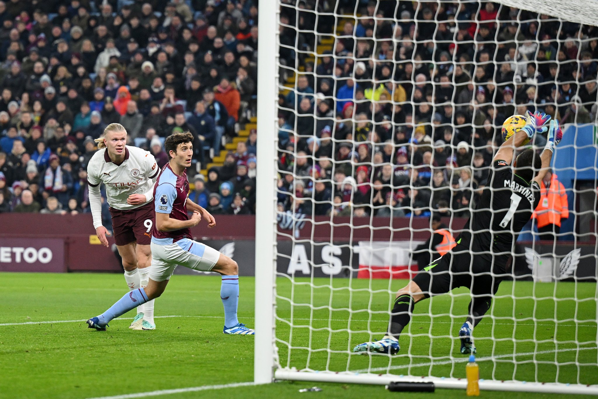 Aston Villa venció al City con una tremenda doble atajada de 'Dibu' Martínez