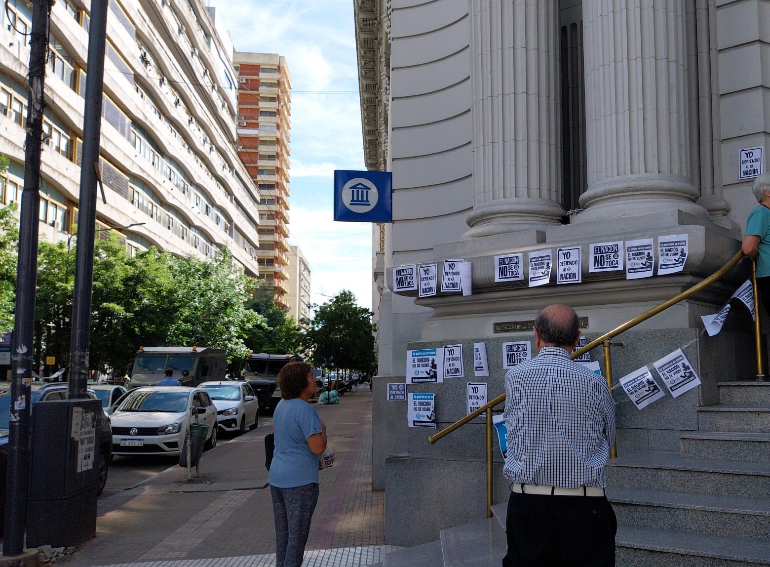 Empleados del Banco Nación movilizan en La Plata: "El Banco no se vende"