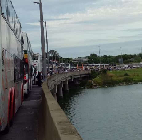 Una gran caravana Tripera salió rumbo a Rosario para acompañar al equipo